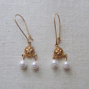 PEARLY – PEARLS WITH BRASS DANGLE EARRINGS